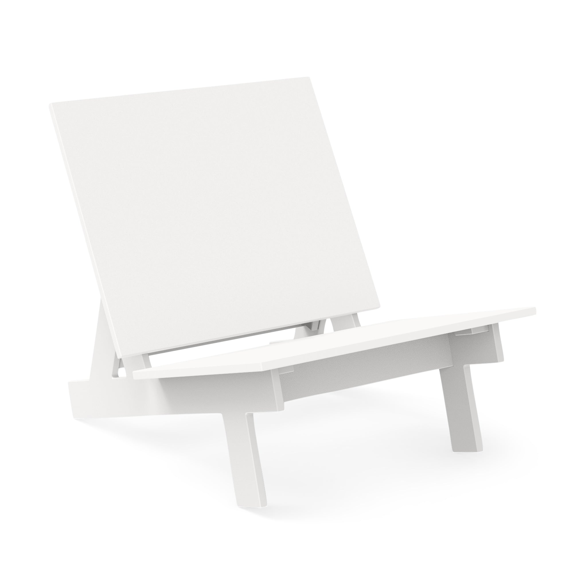 Taavi Outdoor Lounge Chair in Recycled Plastic